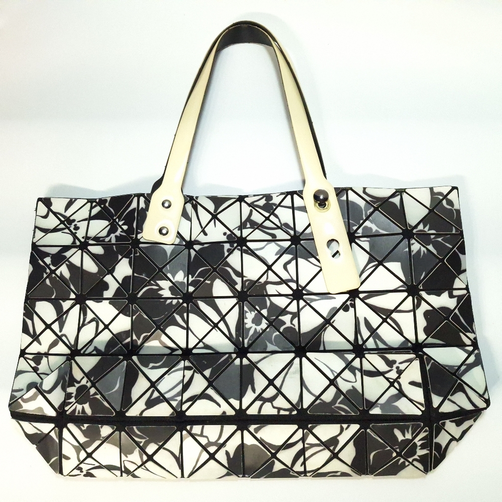 Inzi Black & White Silicone Plastic Triangle Geometric Purse